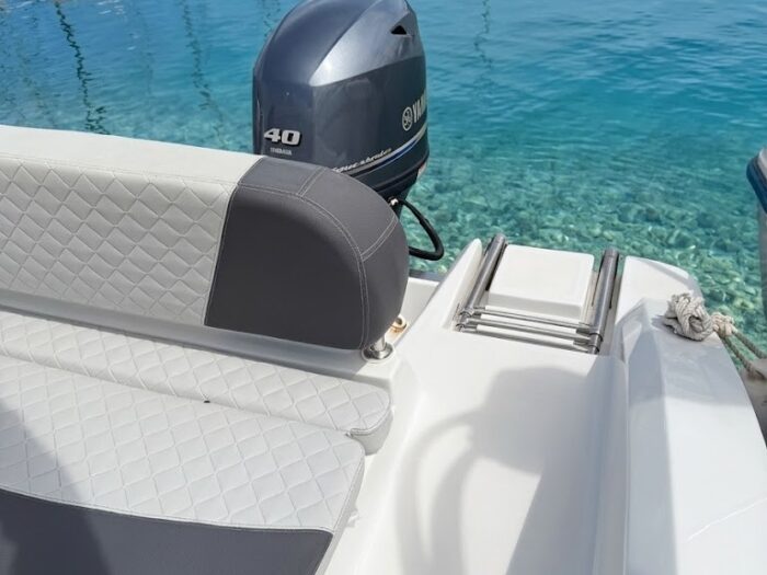 Facile risalita dal mare con la scaletta della barca Idea 53 ad Alghero