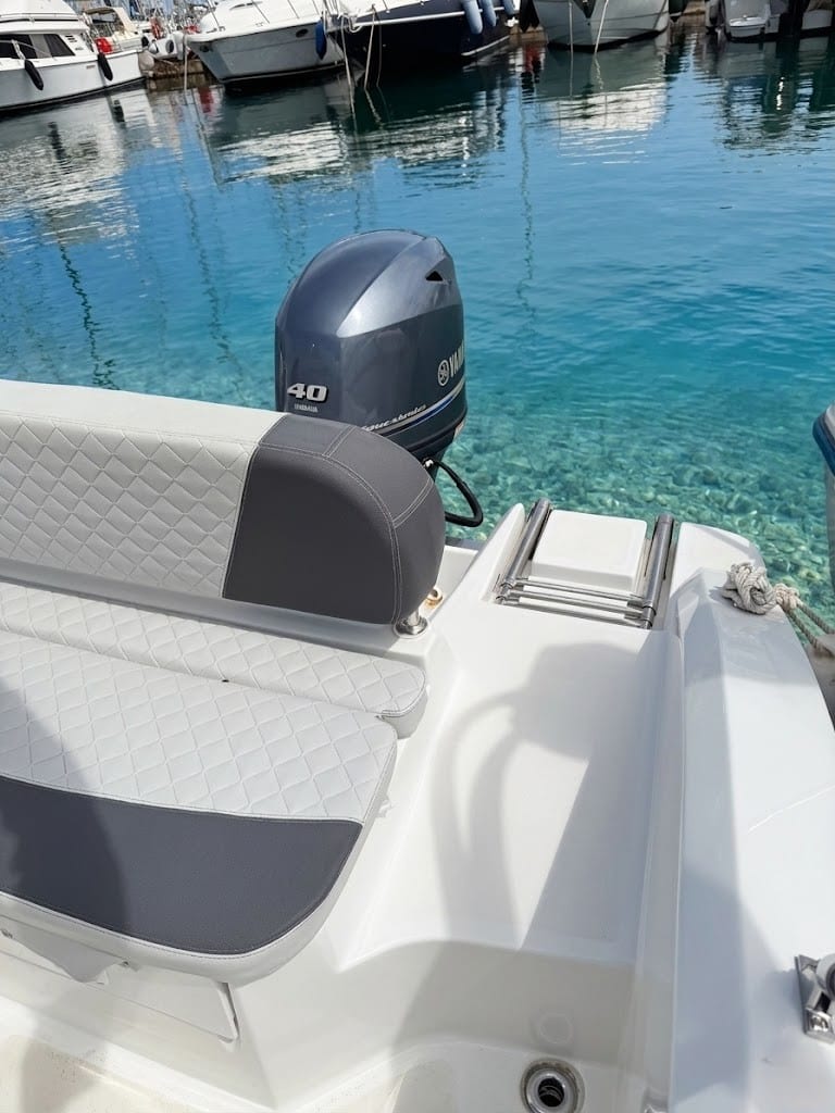 Facile risalita dal mare con la scaletta della barca Idea 53 ad Alghero