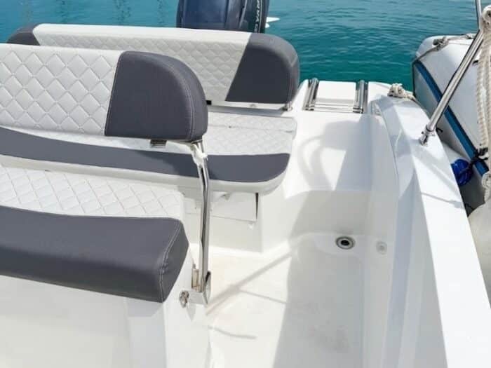 Comode sedute di poppa sulla barca Idea 53 a noleggio ad Alghero