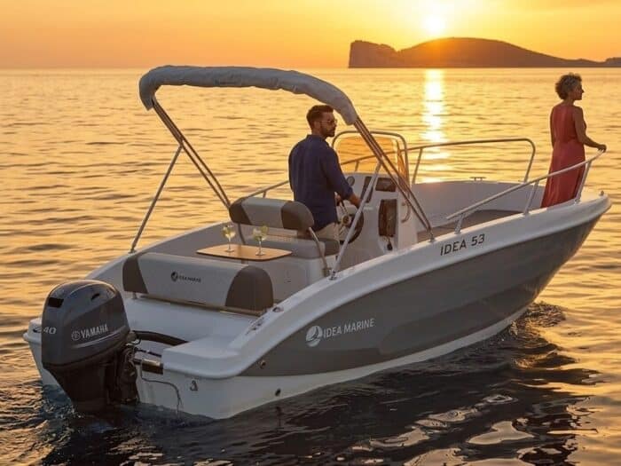 Aperitivo al tramonto in barca ad Alghero davanti alla scogliera di Capo Caccia