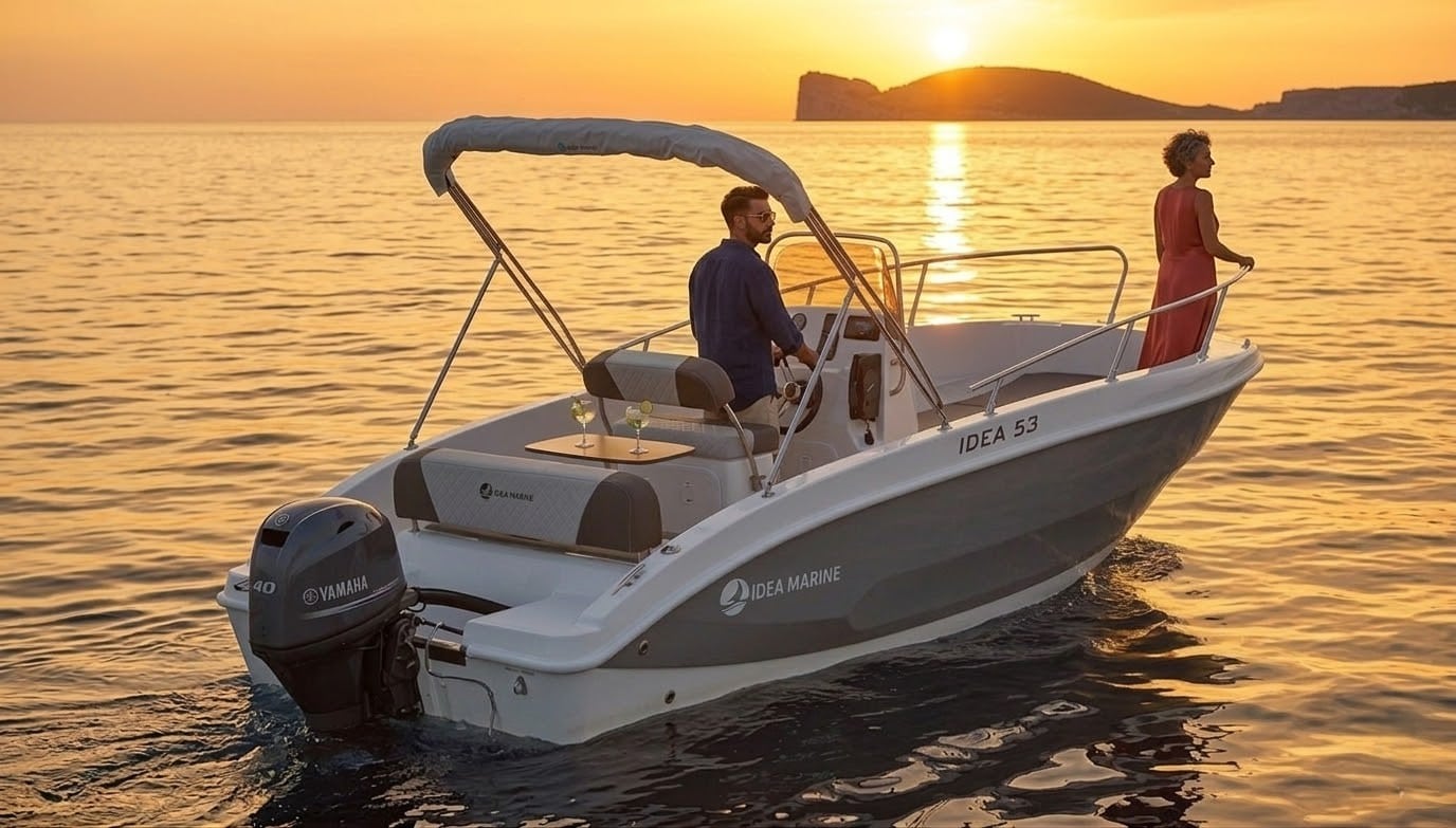 Aperitivo al tramonto in barca ad Alghero davanti alla scogliera di Capo Caccia