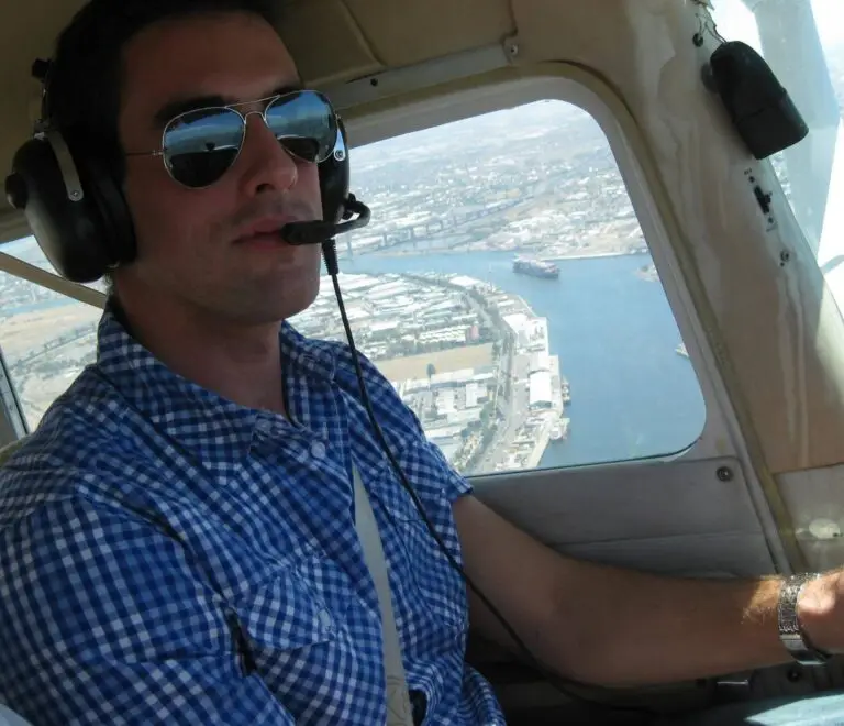 Andrea Ambroggi fondatore di Ares Turismo Alghero in cabina di pilotaggio durante l'addestramento PPL