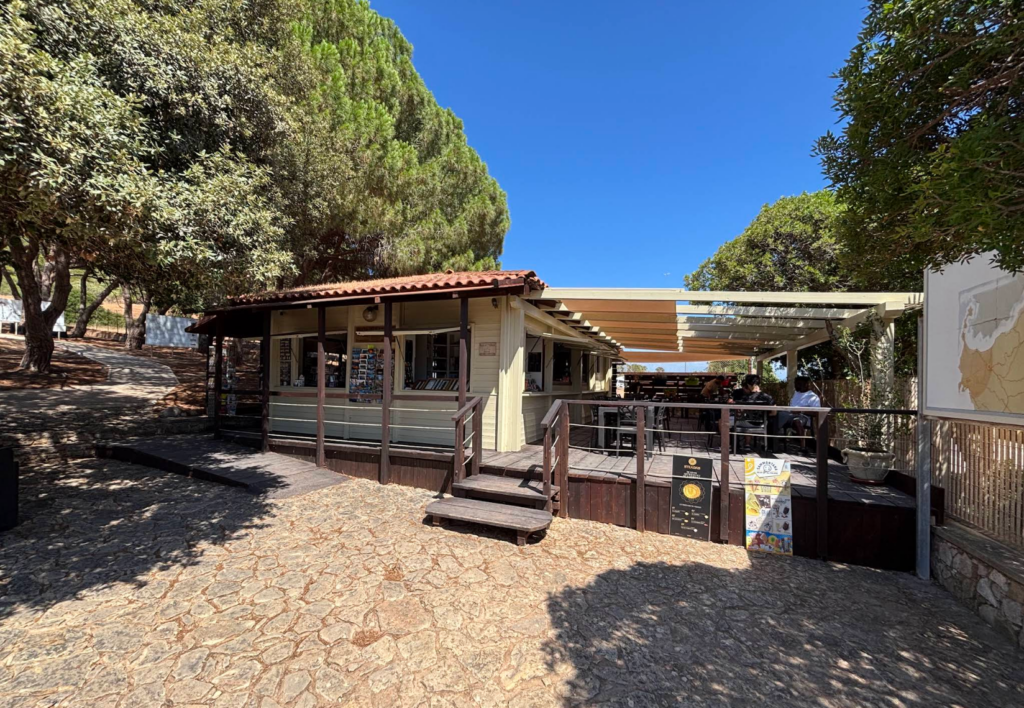 Punto ristoro e area relax al Nuraghe Palmavera durante un tour in van ad Alghero