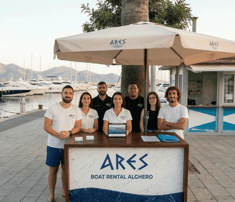 Il team di professionisti di Ares Turismo Alghero pronto ad accogliervi al desk per il noleggio barche