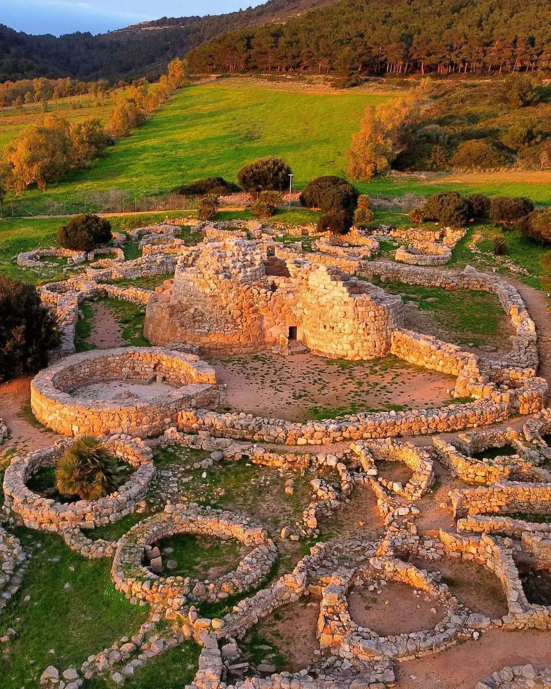 Complesso archeologico del Nuraghe Palmavera vicino ad Alghero, visitabile durante un tour in van.